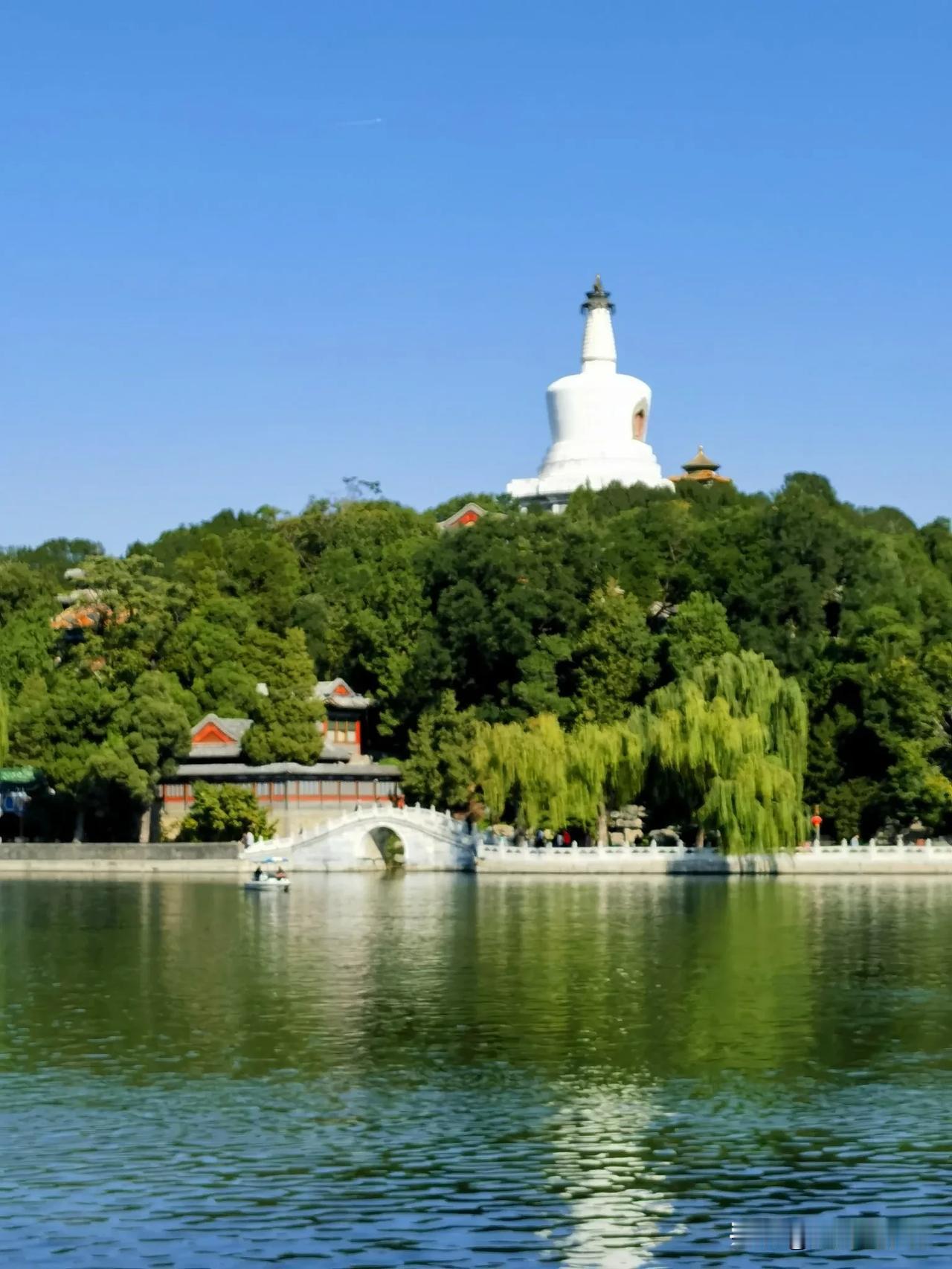 北海公园的白塔，小桥，湖水～
看到这个场景，想起在这里过五一青年节的情景，我们五