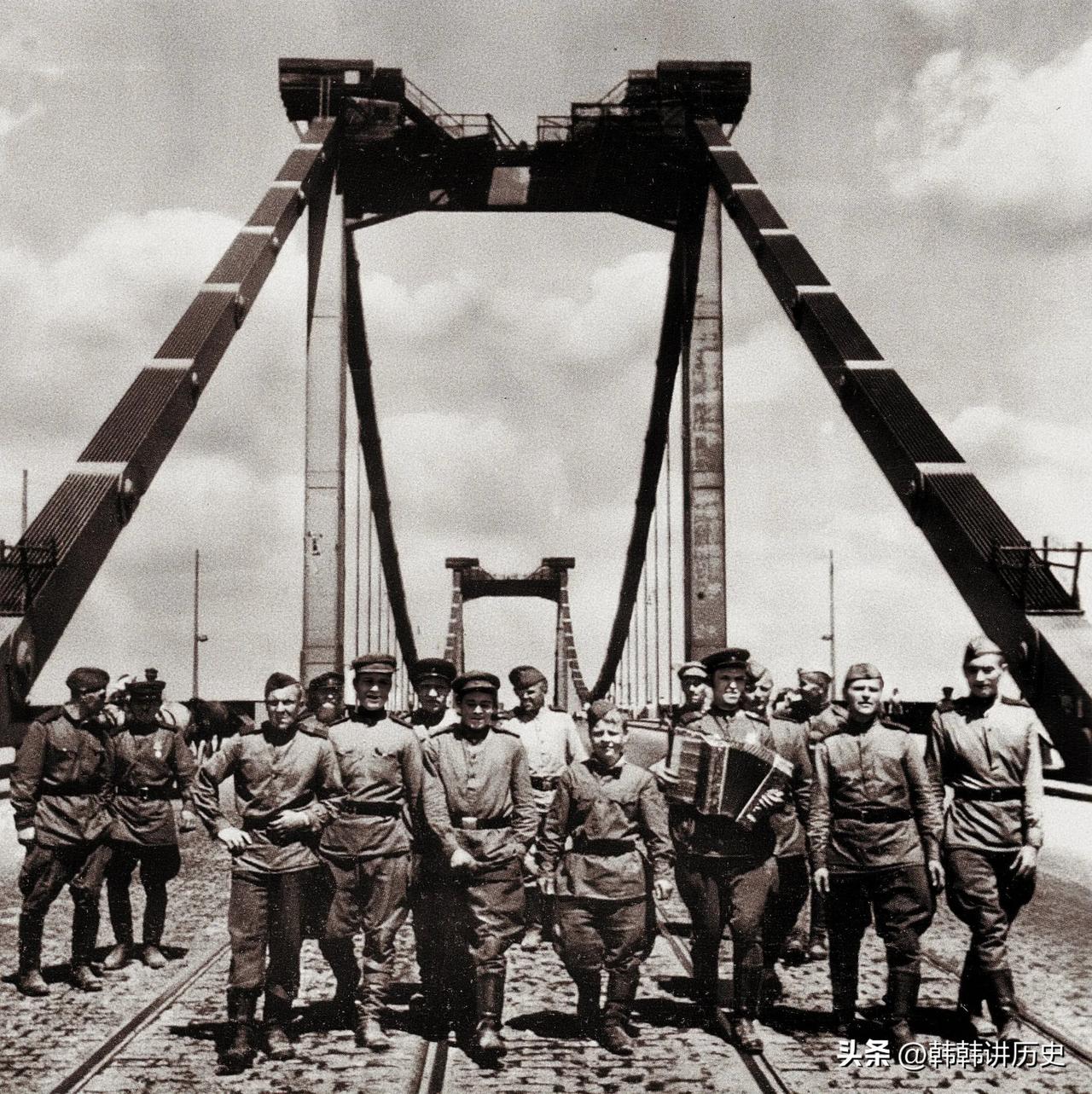 这张照片拍摄于1945年5月，展示了苏联士兵穿越多瑙河大桥的场景。

​​194