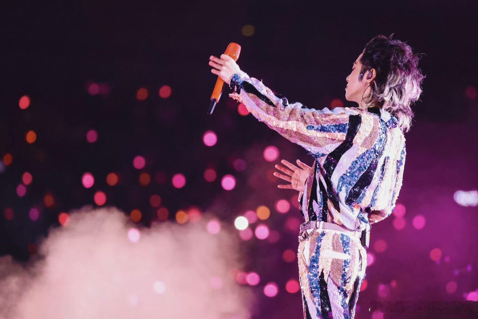 #华晨宇三登鸟巢#第一个连续两年鸟巢四面台的艺人什么实力不用多说了，花花可以走到