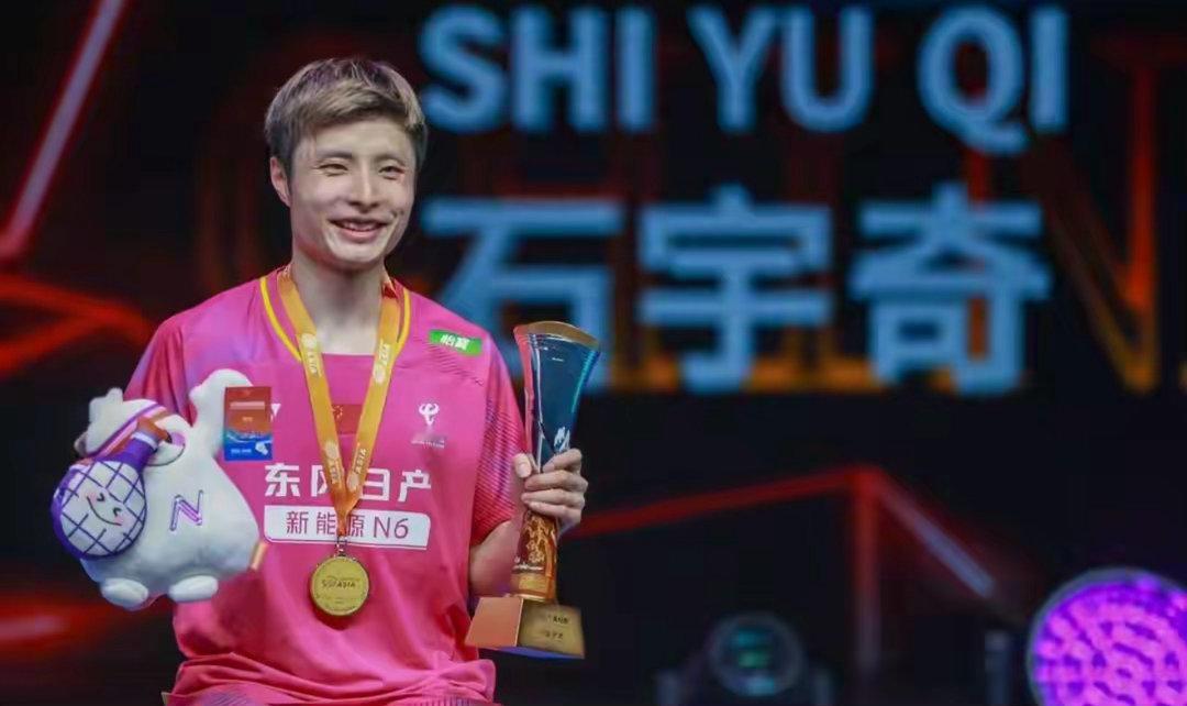 黑马终结者！42分钟横扫，石宇奇首夺亚锦赛冠军，重返世界第一石宇奇羽毛球 北京时