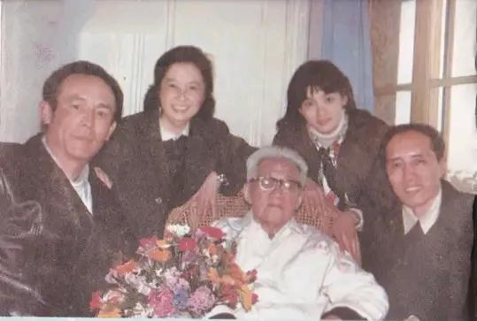 图一 《寒夜》摄制组拜访巴金，听取他对摄制电影《寒夜》的意见
《寒夜》又是潘虹演