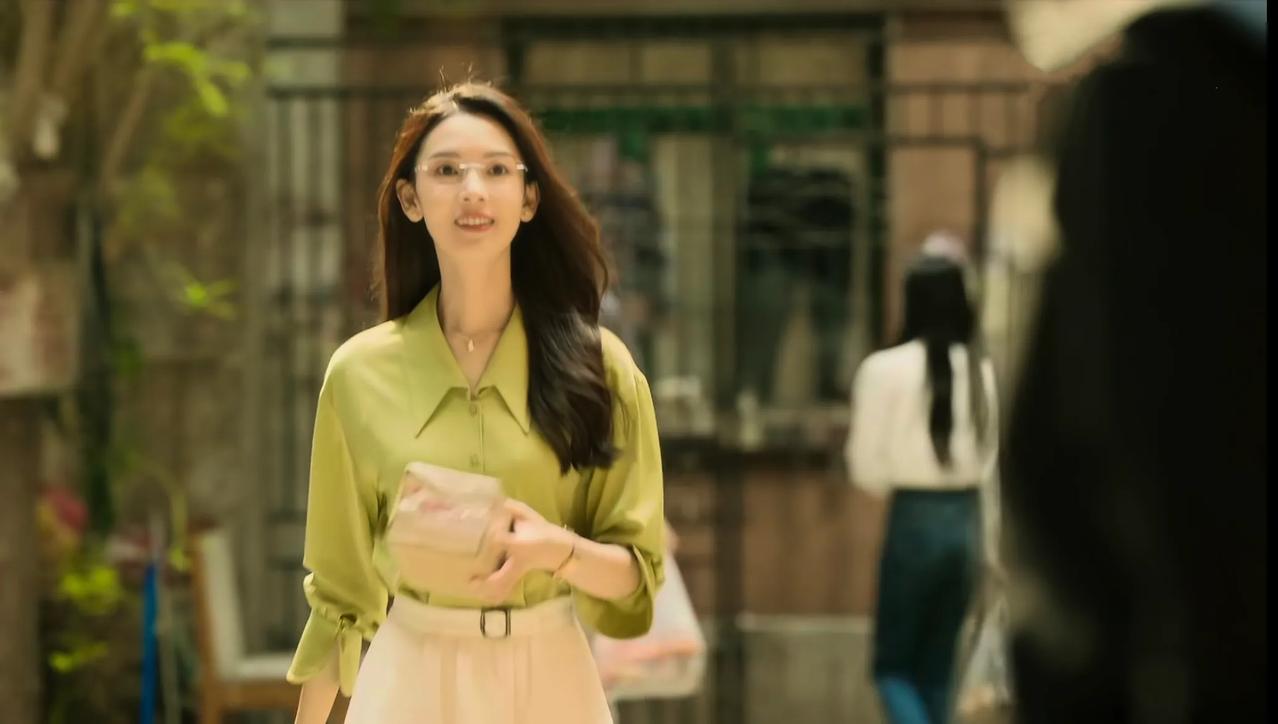 白晓荷的衣服一眼看过去都很普通，但穿在她身上却很耐看。
#玫瑰的故事#