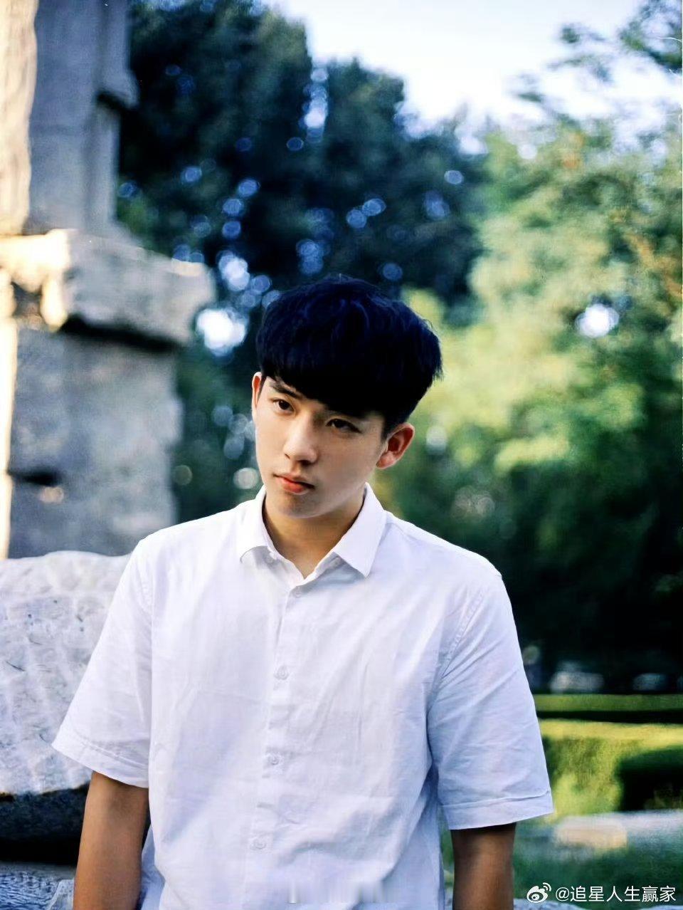 学生时期的王安宇好青涩好帅气！以前的老王哥，还有点萌，哈哈高中毕业照也是帅哥 