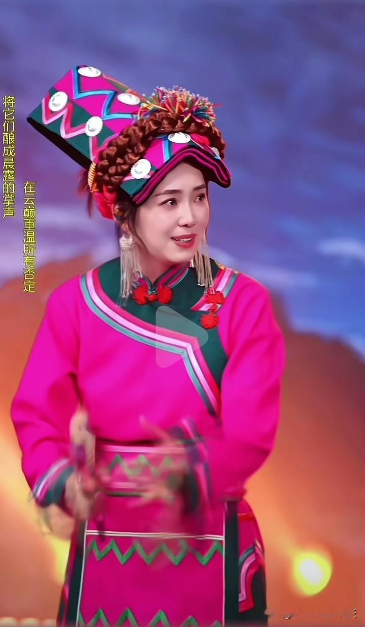 你看她明明也很努力，却总是缺少了一些好运气！
这一年她忙着直播，忙着出专辑，忙到