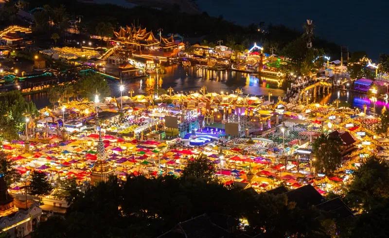 出上：冷月孤悬千户静，
对下：华灯共亮万人喧。