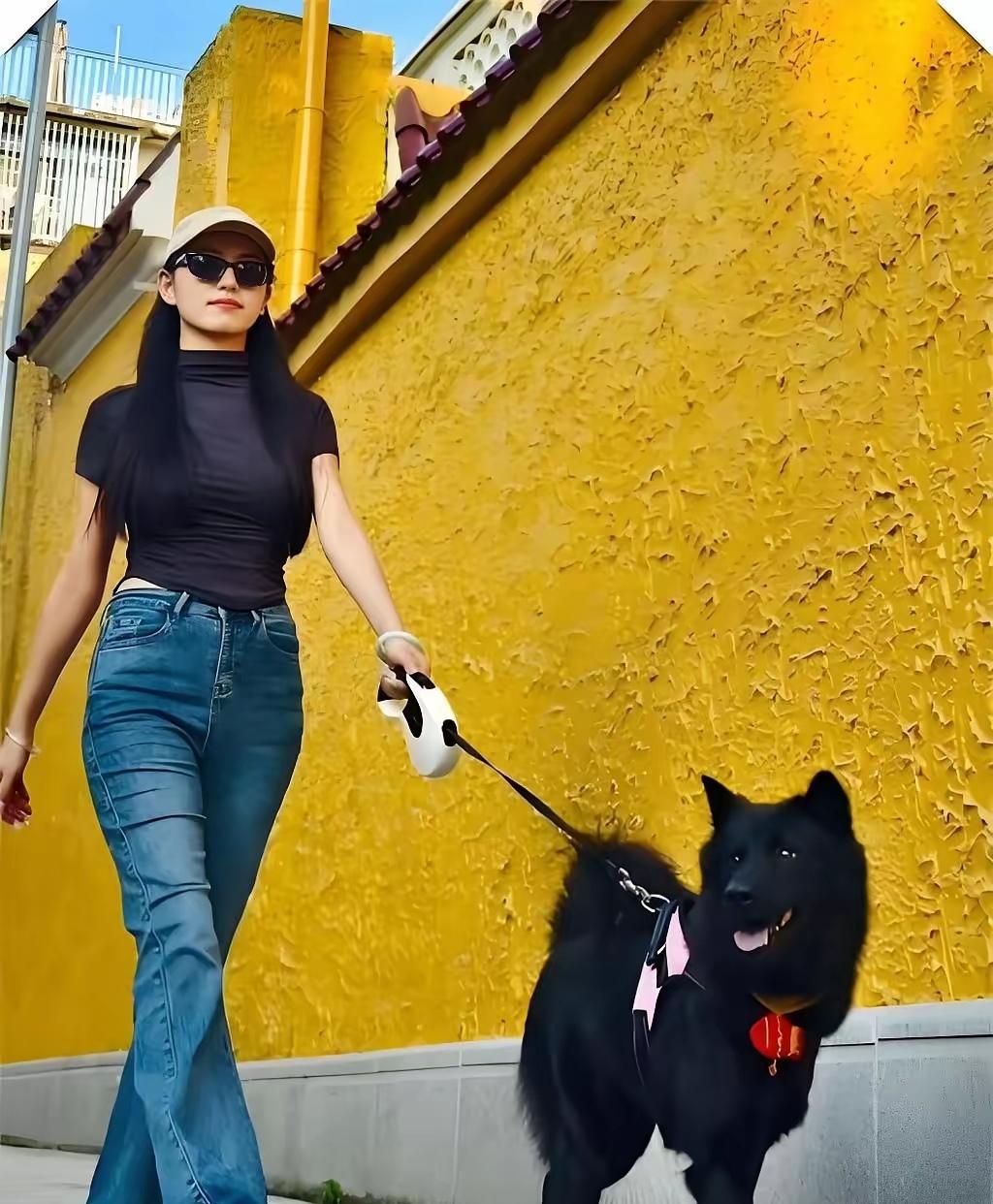 你能想象吗？一个乞丐蹲在街头，竟靠一声声“爹”从美女手里赚走1000块！这究竟是