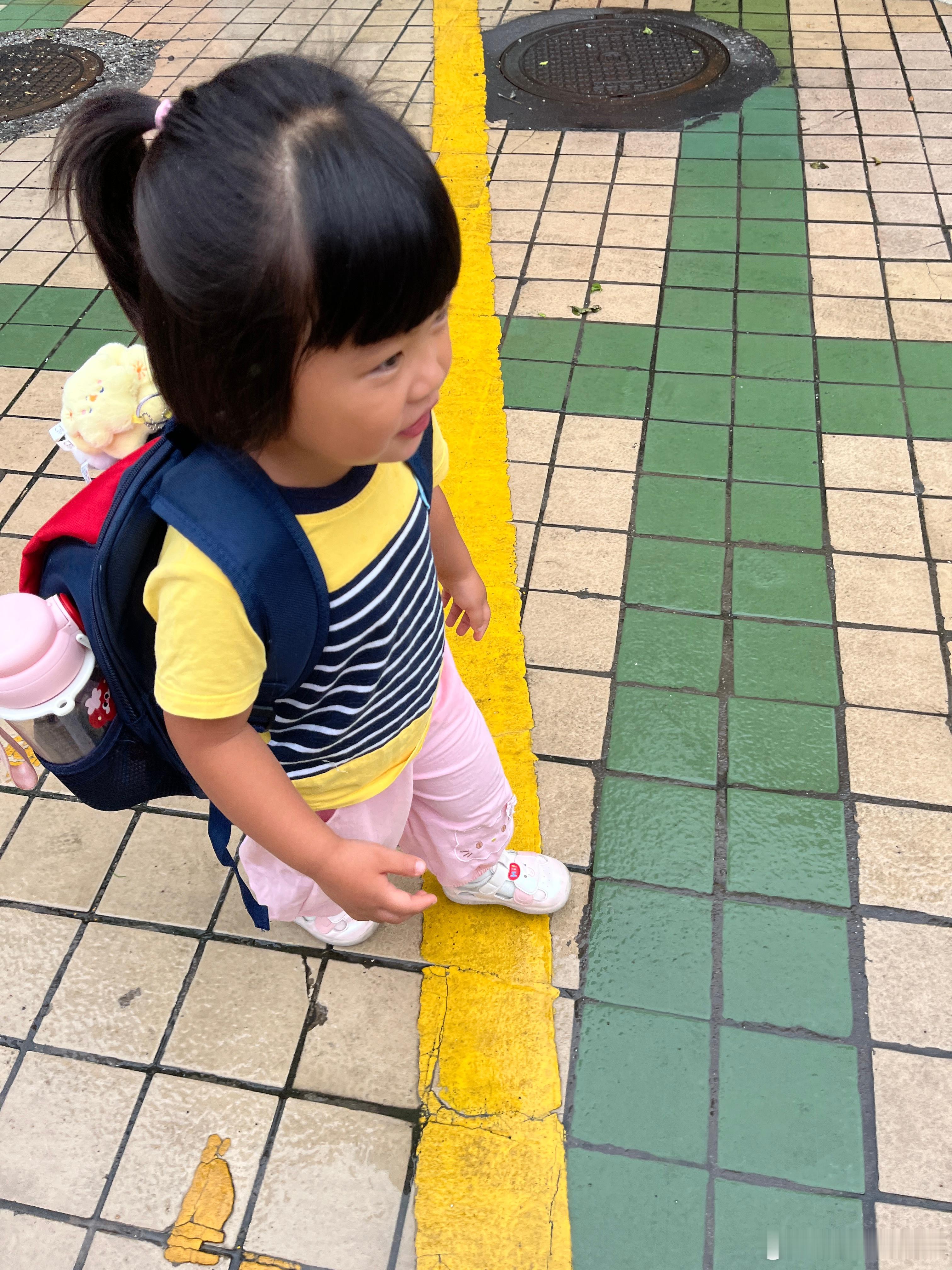 下雨了，我们两个都不知道，到了楼下才发现，还好下得不大。老师在学校里面等，远远看