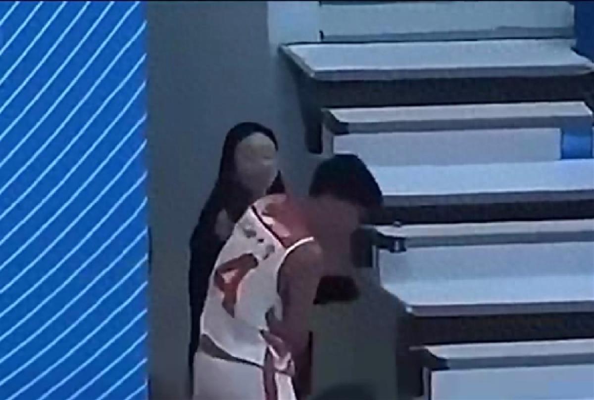 “严师出高徒”绝不是暴力体罚的理由，乌鲁木齐，101中学的体育馆内，小球员被女教
