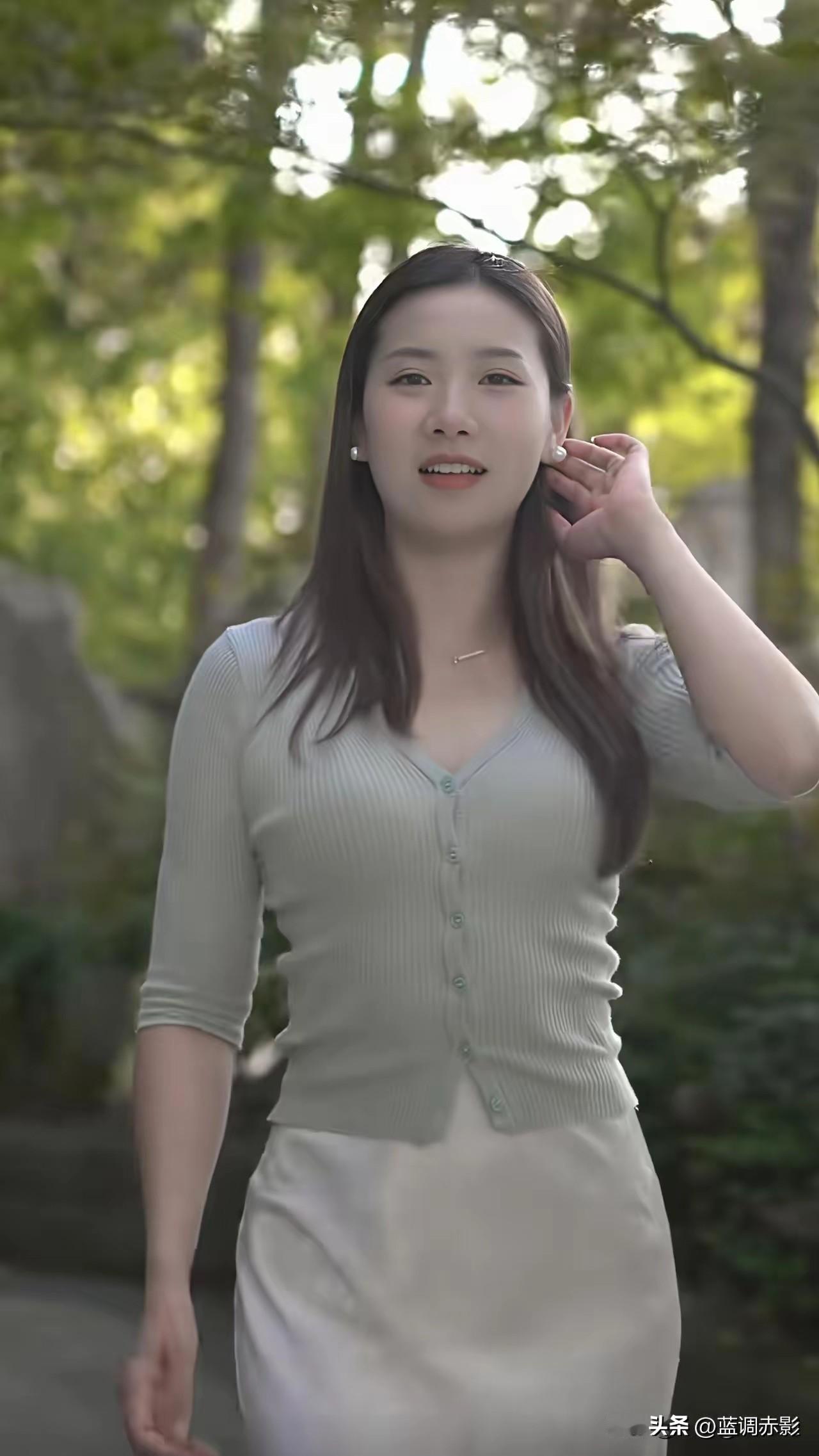 阳光下的清新穿搭，简约优雅，自然动人。