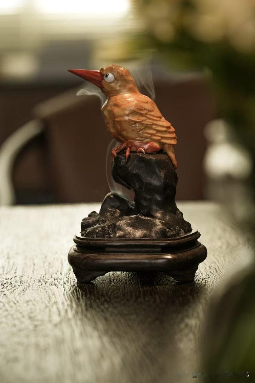 有些香炉，不为“香”，为的是一口气。

鹿角为骨，温润中带几分野性。小鸟立于枯木