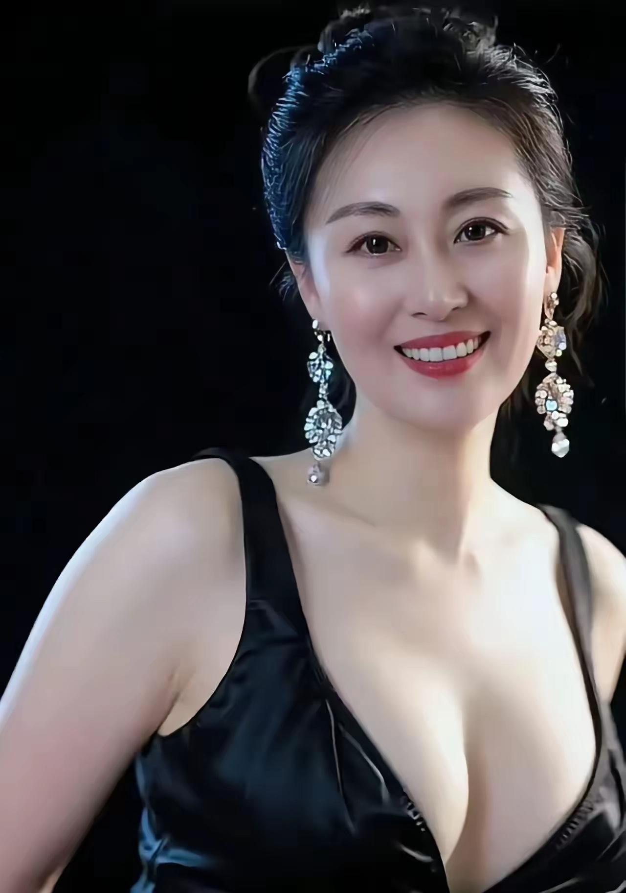 这样的熟龄美人，你打几分？中年美人