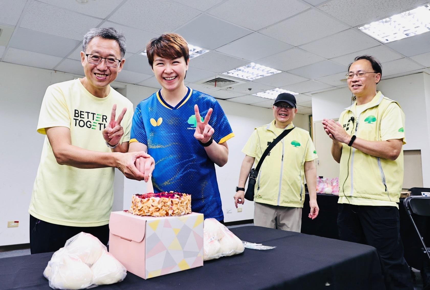 陈思羽：最难忘的生日🎂感谢国泰人寿林总经理一同庆祝🍾谢谢各位经理主管的安排❤