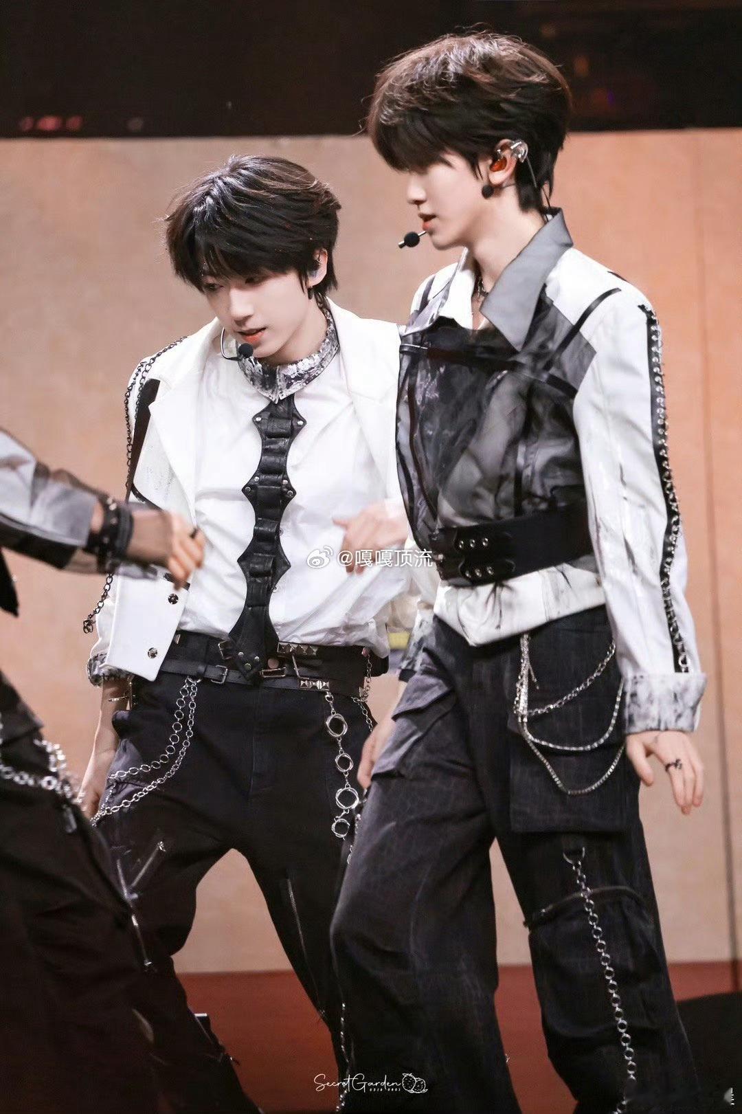 奇文双人舞台第二类我  奇文这波双人舞台太绝了！全程高能精彩值拉满，全场尖叫不断