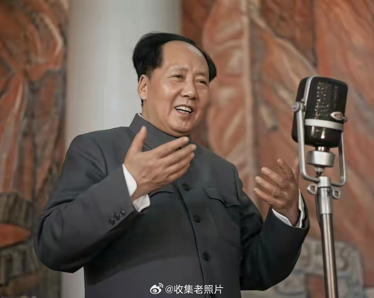 1957年，伟人在莫斯科大学与中国留学生见面的老照片。伟人说：“世界是你们的，也