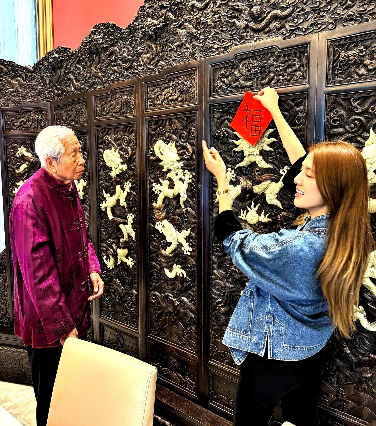 吴千语公公的爷爷一露面，全港富豪圈都得敬三分。别盯着那点家产了，人家墙上挂的字，