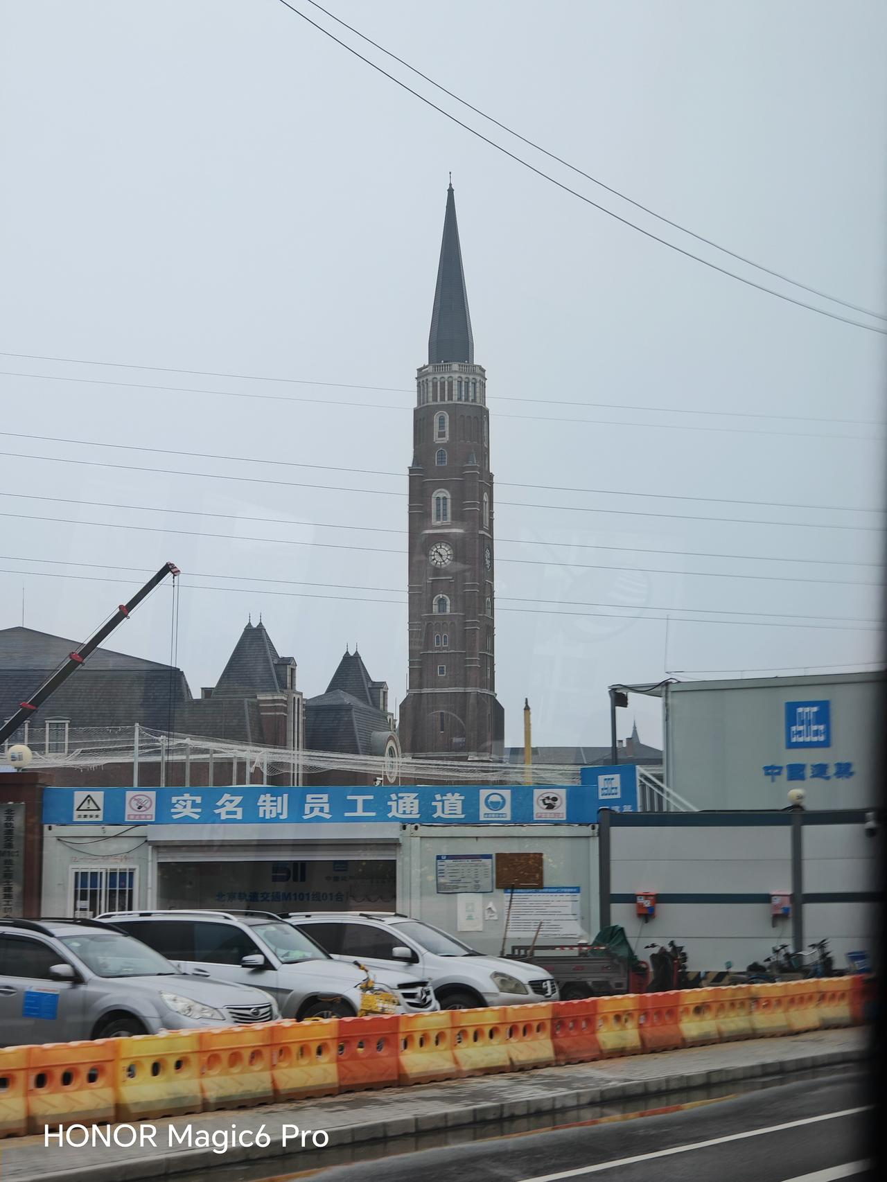 楼高数里路漫漫，车行千里云悠悠。北京通州T8公交车上随手一拍城市风景