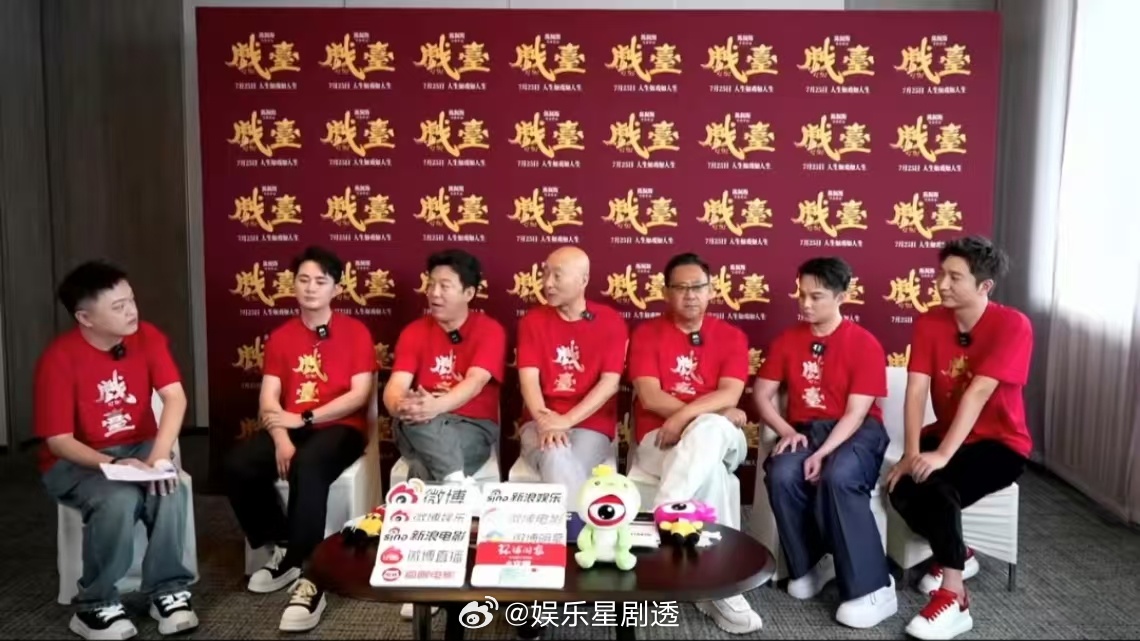 陈佩斯力邀陈丽君唱戏台片尾曲陈佩斯力邀陈丽君唱片尾曲，说她唱得有诉说感，方言版更
