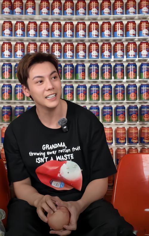 陈伟霆曾在采访中坦言，最后悔的事是没能多陪家人。他年少离家闯荡演艺圈，长期奔波于