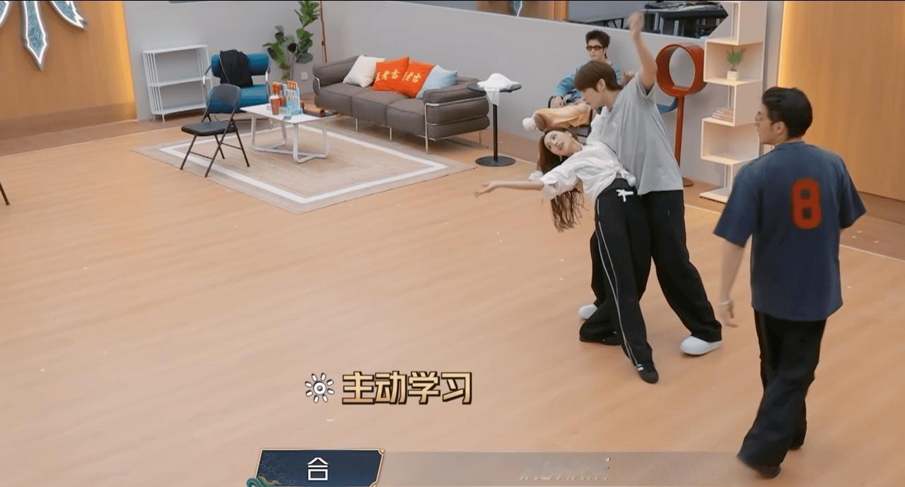 张远不敢抱王霏霏，纯情男主人设实锤。果然是很久没谈过恋爱的张远，这纯情人设算是立