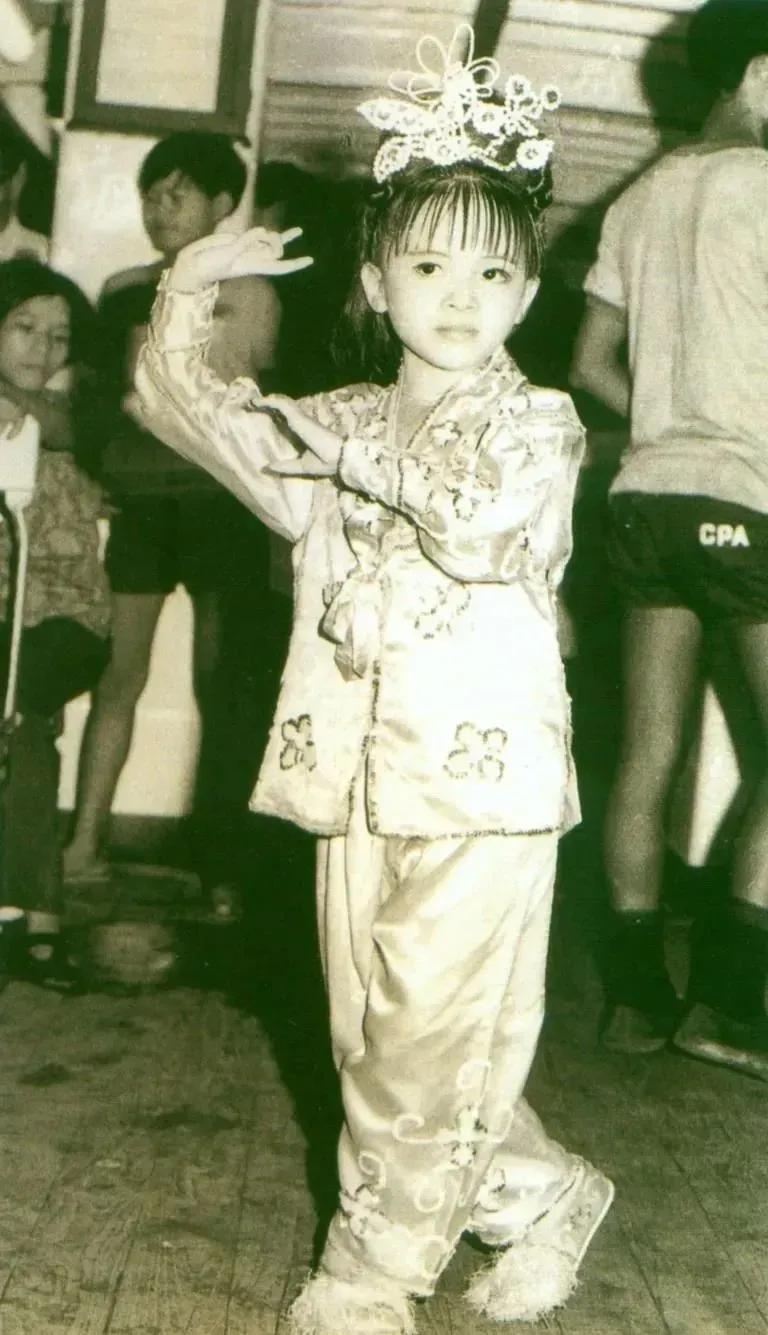 你知道这个正在表演的小女孩是谁吗？

她从小因家庭困顿，不得不登台表演，没想到生