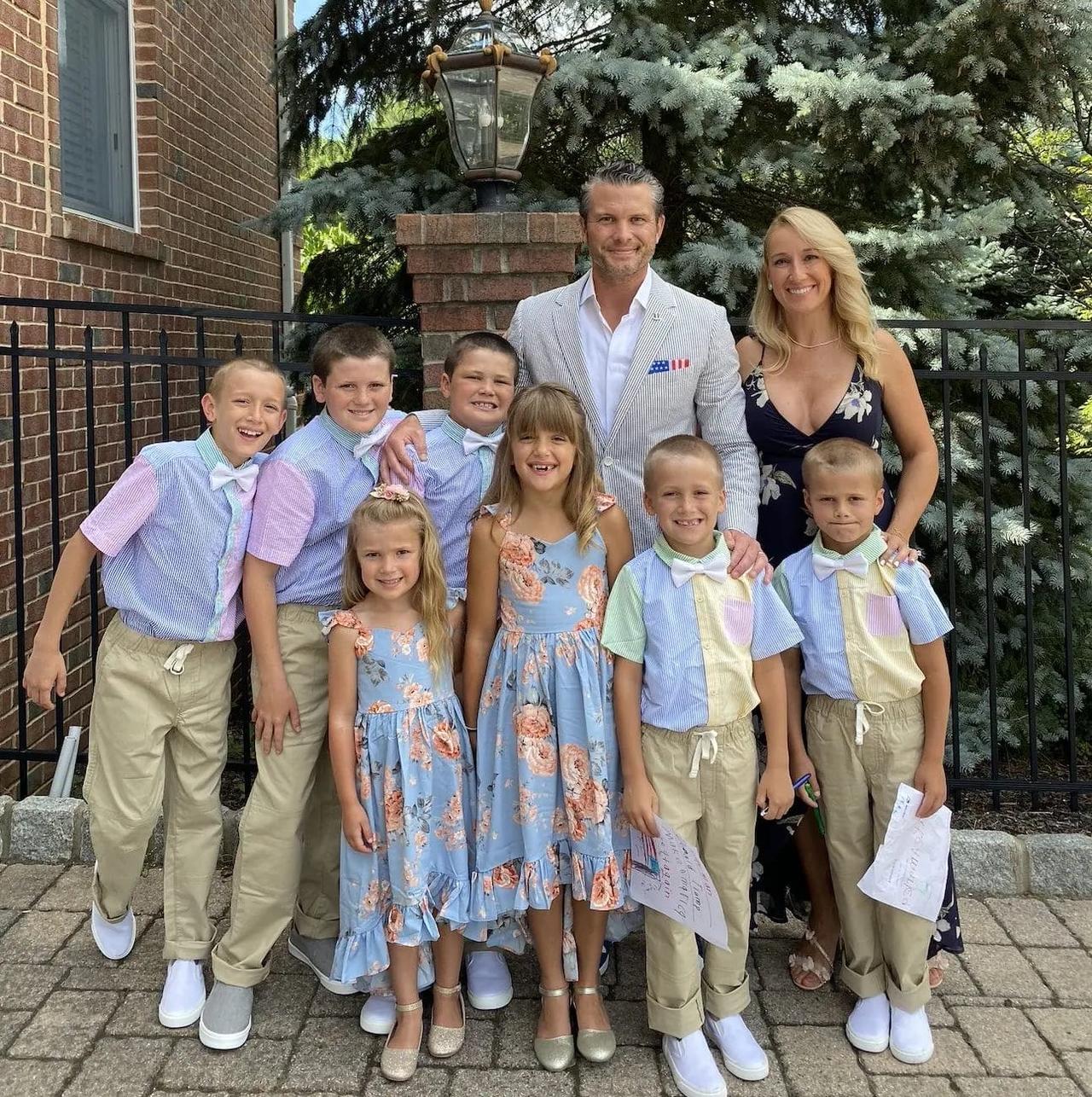 人生赢家！美国国防部长赫格塞斯全家福