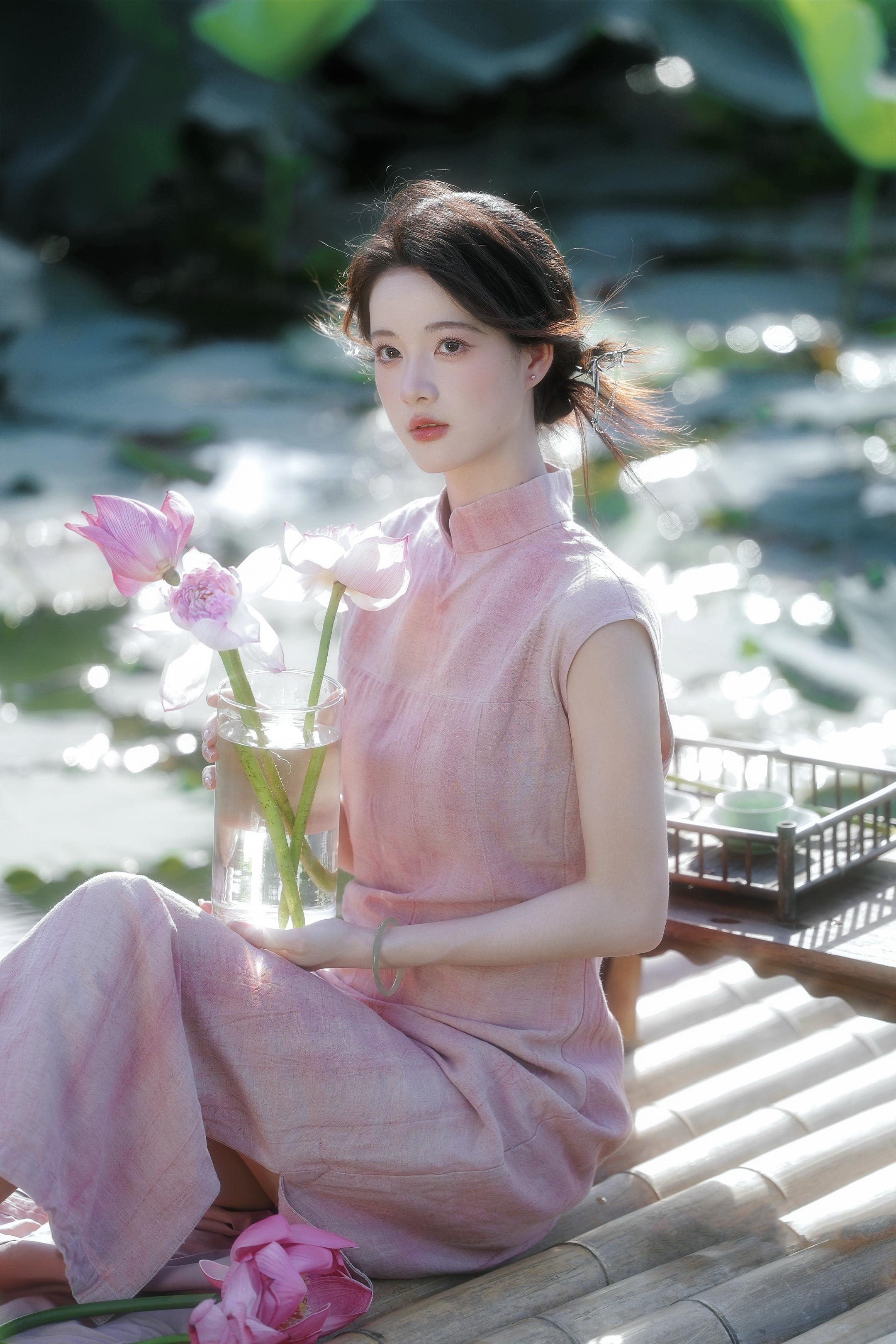 “画舫听夜雨 我和你初遇”荷花