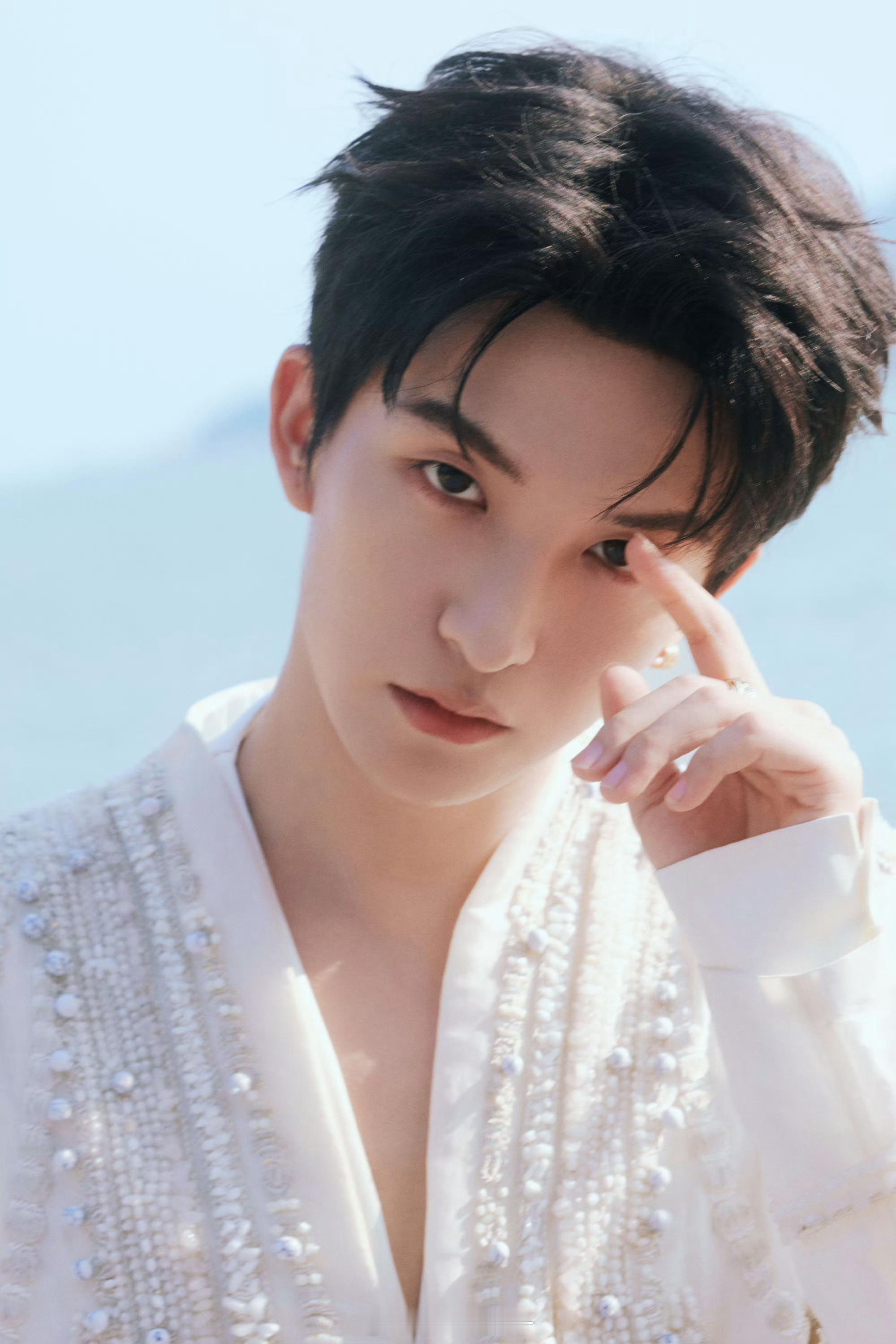 黄子弘凡  💛黄子弘凡数到三 hzhf黄子弘凡锅圈食汇品牌代言人 “海的对岸是