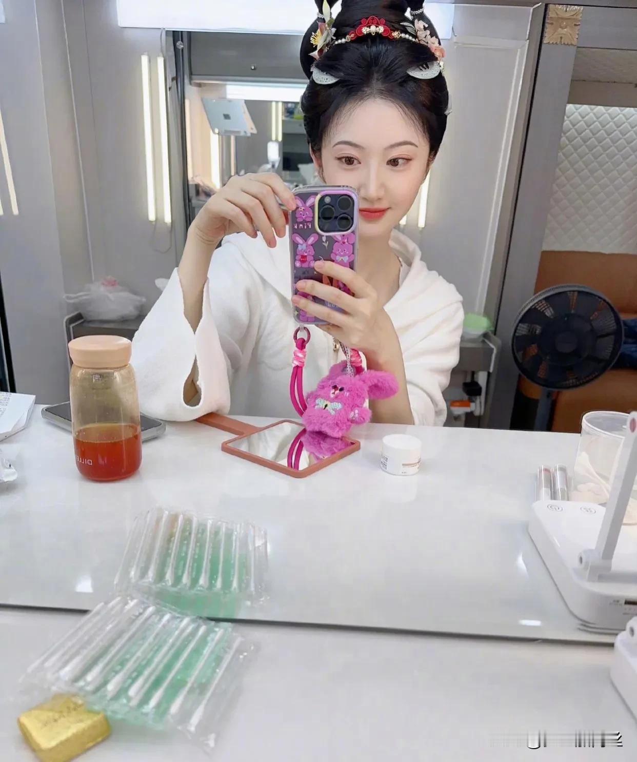 景甜一直以其独特的魅力与甜美的形象引人注目，内心的少女情怀如同粉色一般，柔软而纯