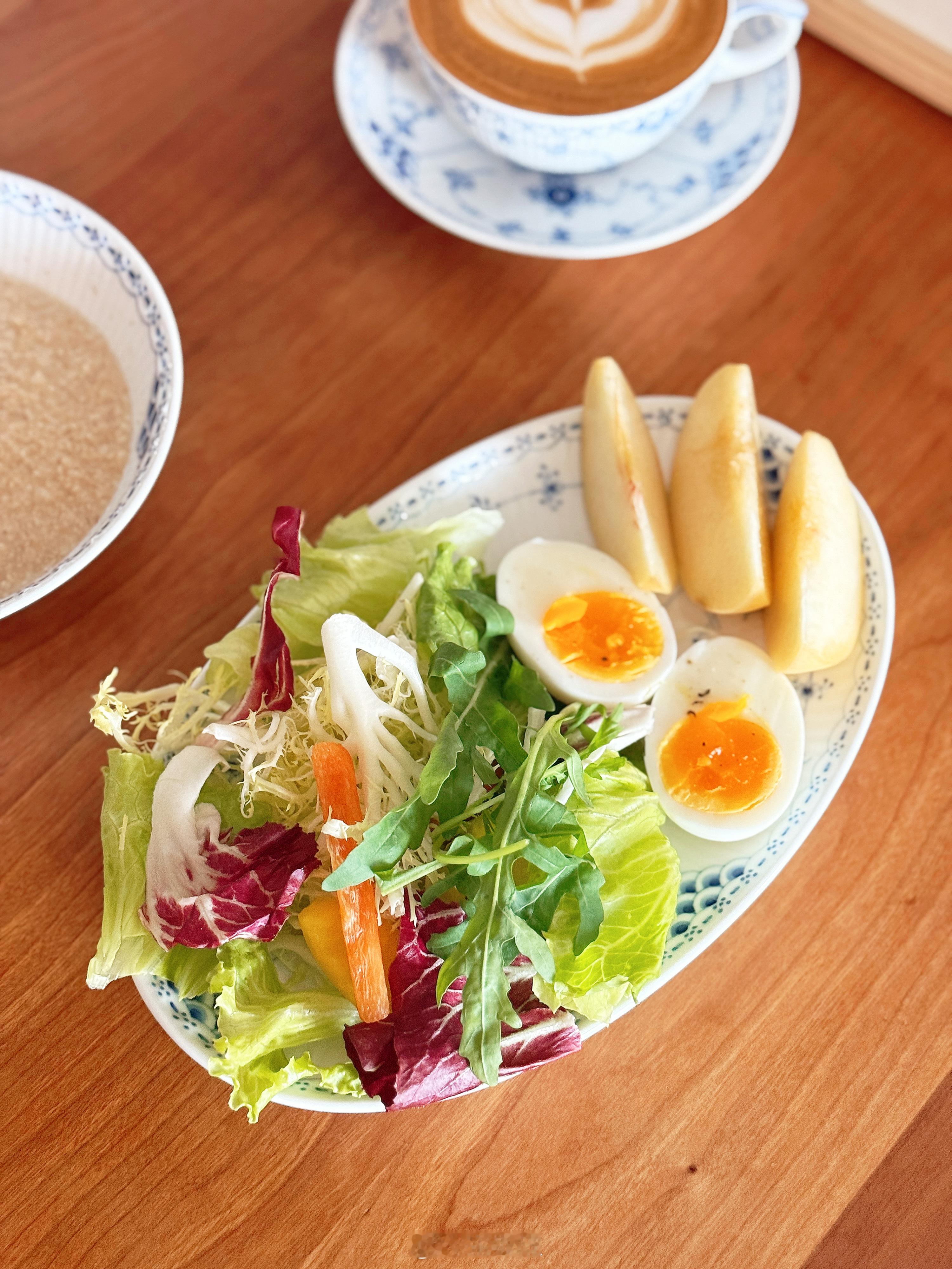 今天吃点儿健康的早餐：麦片，蔬菜沙拉，水煮蛋，拿铁咖啡。365天早餐不重样咖啡蜜