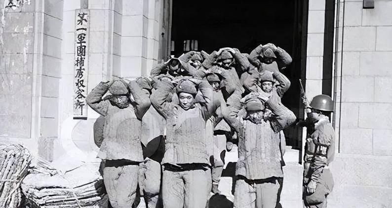 1954年，14000余名志愿军战俘被遣往台湾，蒋经国在码头悄然落泪，蒋介石当夜