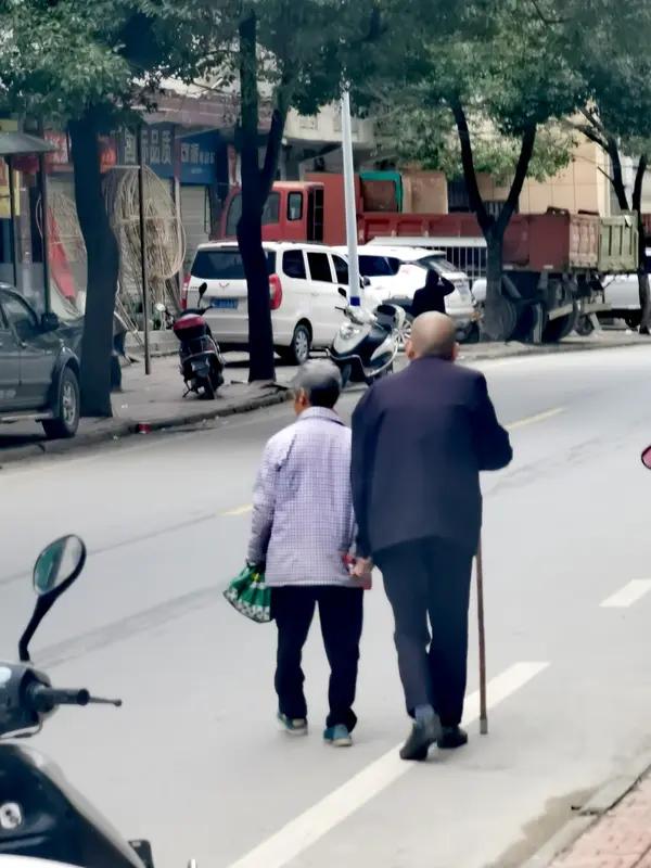 经营一段来之不易的感情，得把“来之不易”放心里。每段感情背后都有想放弃的瞬间，珍