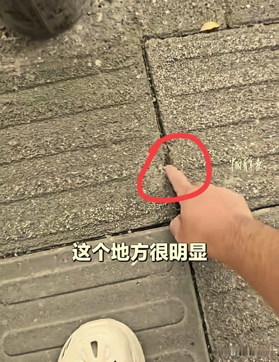 一个电话，间接“救了”一群人！

重庆，一名男子准备去钓鱼，走着走着突然听到地面