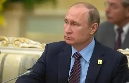 美国记者问普京，如果中国解放一台湾，俄罗斯会不会介入？普京的回答非常坚定，让记者