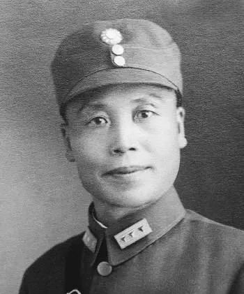 1966年，76岁李宗仁刚死了老婆，就娶20多岁小娇妻，大婚当天，娇妻笑着依偎在