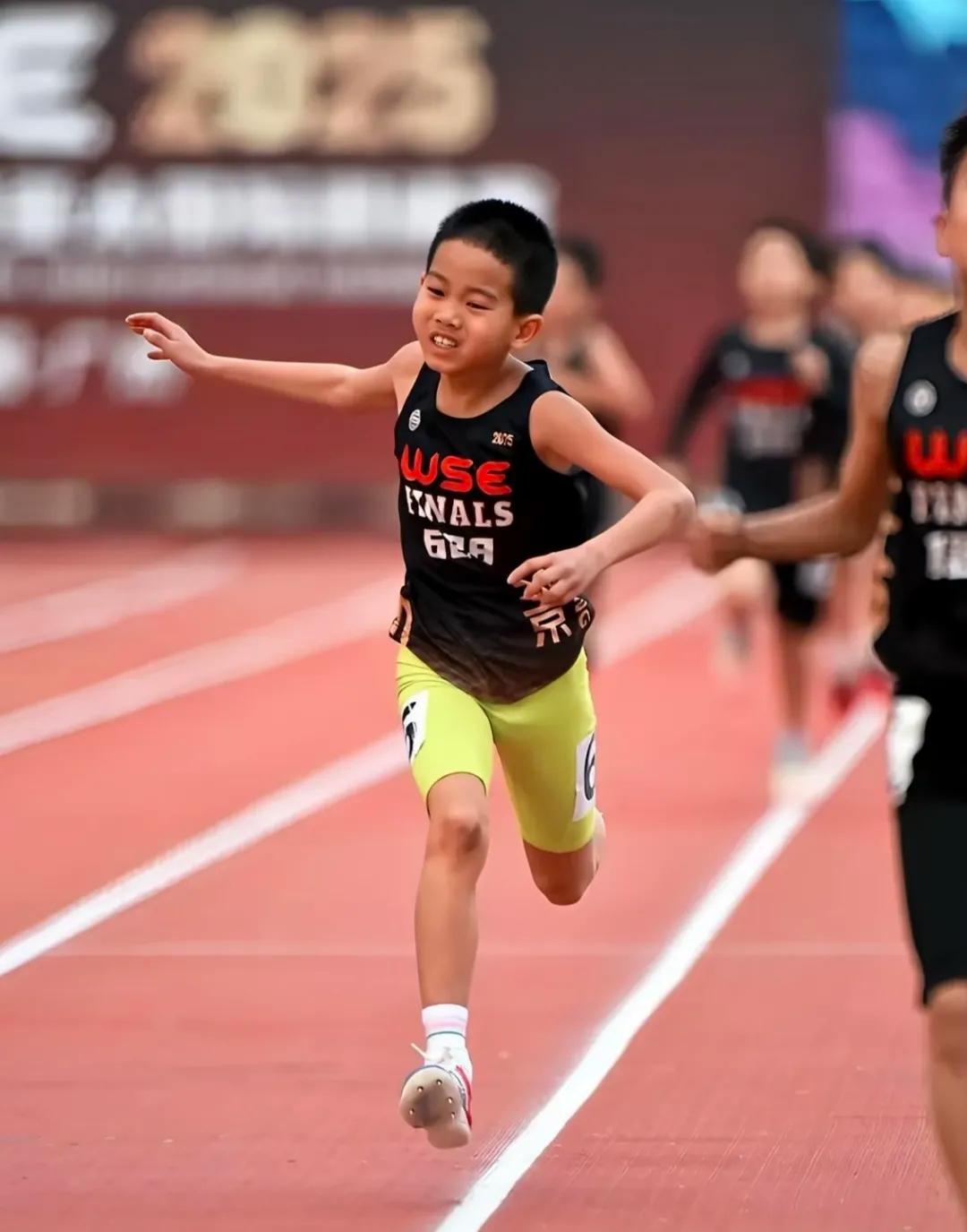 9岁少年栾添一战爆红跑圈！北京10K赛事跑出37分49秒，刷新U10组别赛会纪录