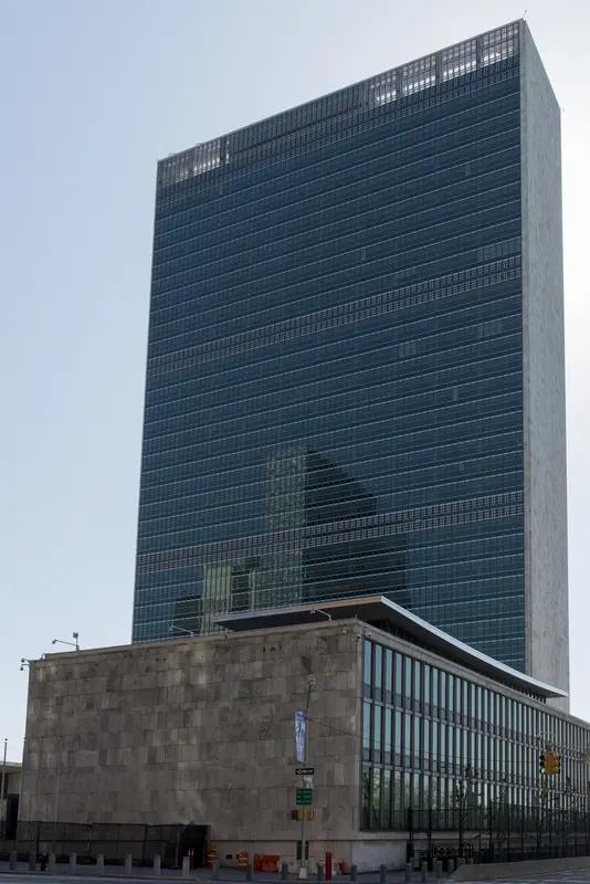 联合国，这次真的把话署名重了。

当地时间4月7日，纽约总部那间熟悉的新闻发布厅