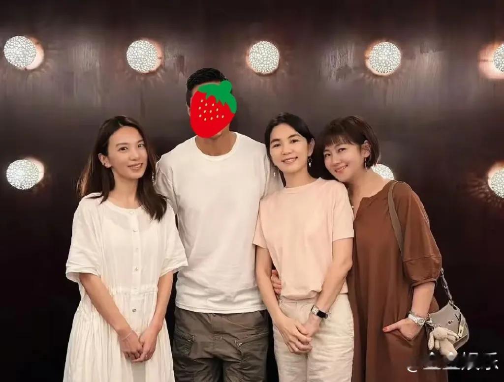 近日SHE聚餐画面流出，引发诸多感慨。曾经甜美可人的Selina，如今一头短发，