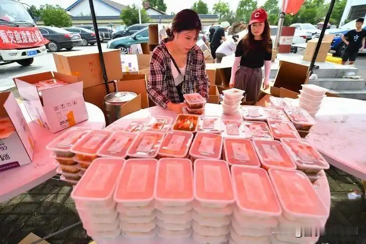 香港火灾救援，街坊小店暖心捐赠

香港一场火灾打破城市平静，消防员们争分夺秒救援