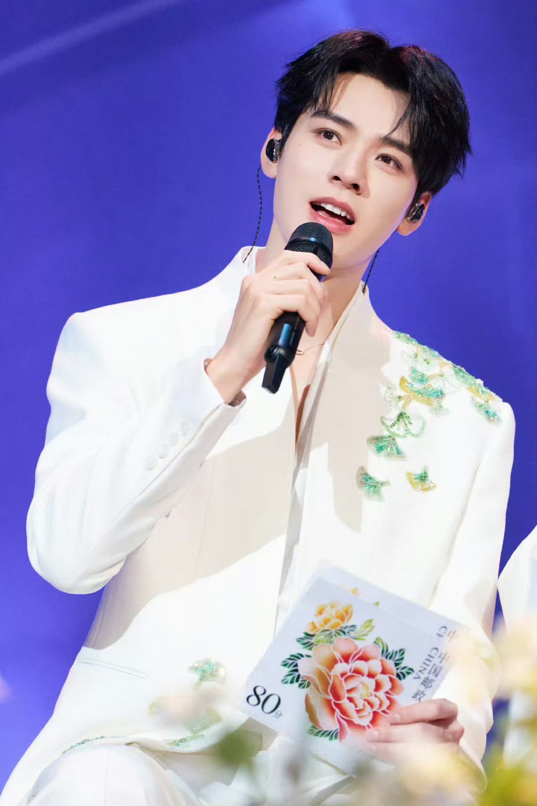 那英龚俊张雅琪合唱梦回花少 谁的DNA狠狠动了！花少团合体网络视听盛典唱《花开丝