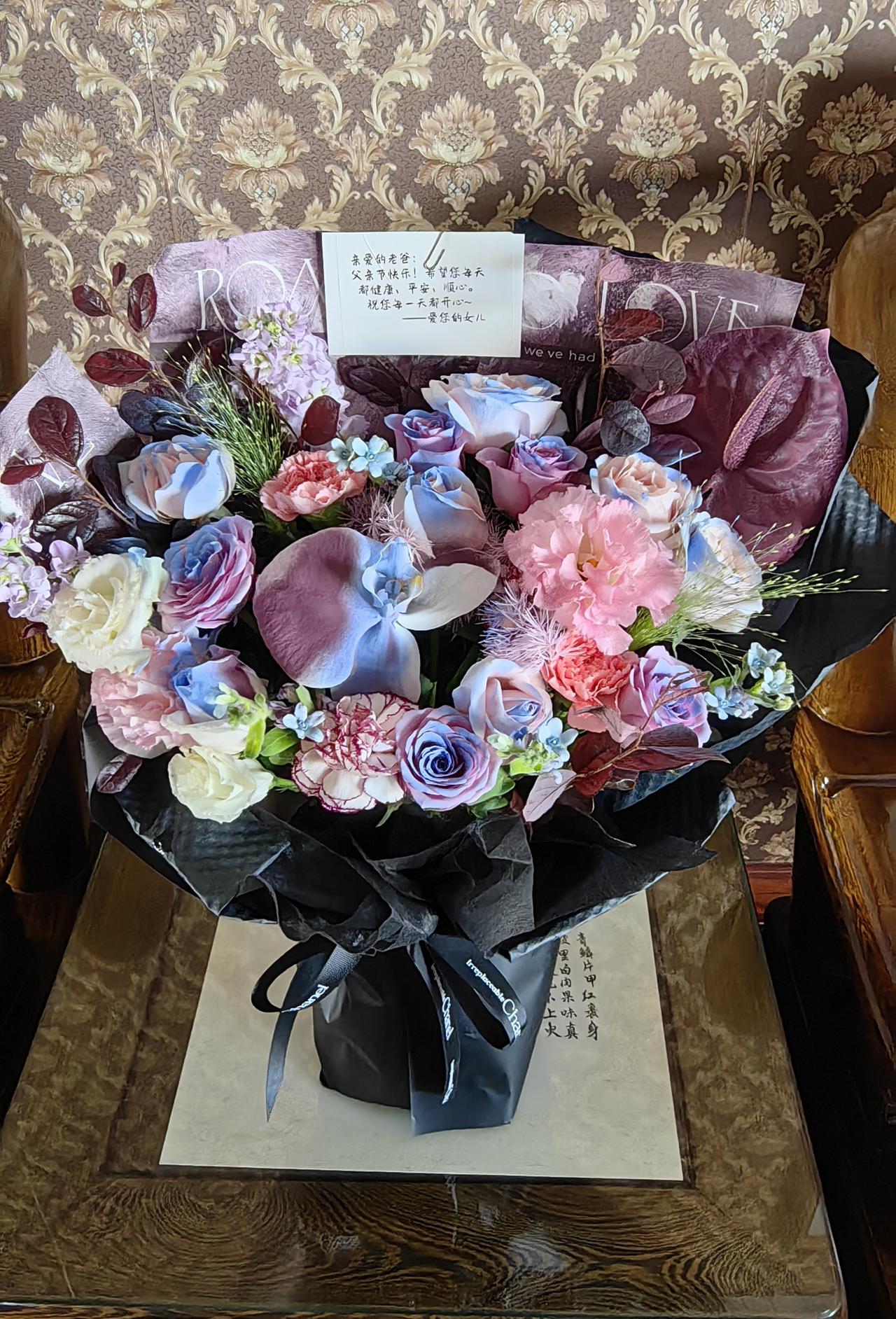 今天是父亲节

今日夏至白昼长，
晚睡晚起习为常；
九点十八快递响，
似梦非梦催