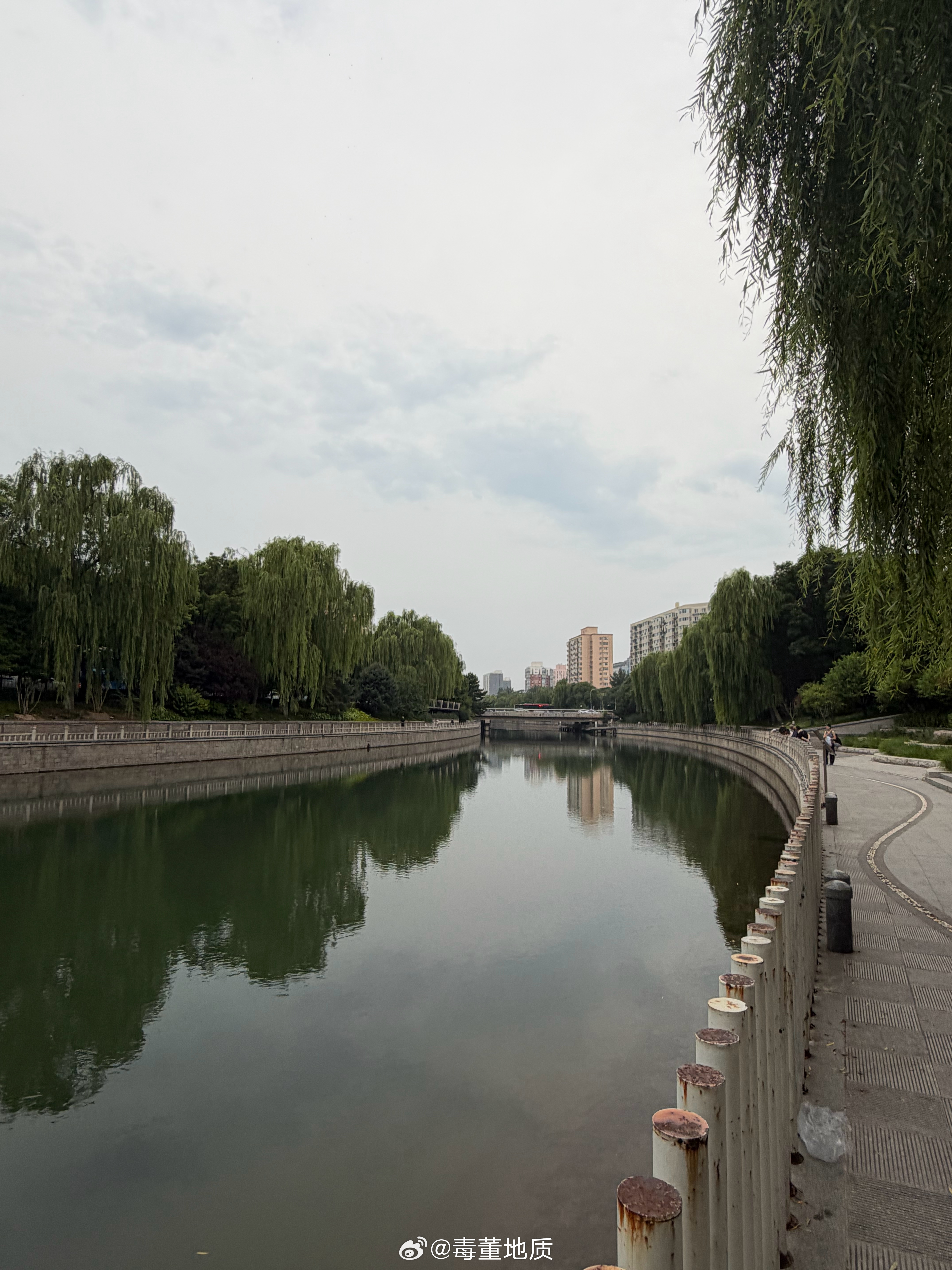 打会羽毛球，一身汗。 