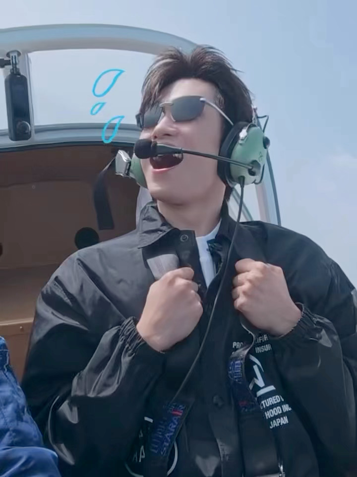 梓渝开飞机了，一日飞行员体验上线，今天是飞行员小渝，好帅好可爱！开飞机开的好棒，