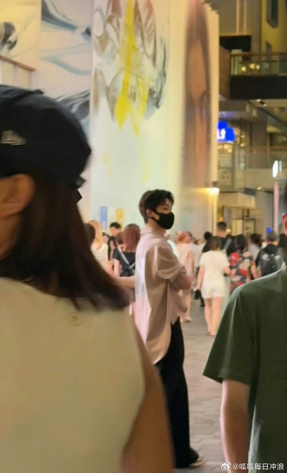 路人三里屯偶遇梓渝，好生的图！来看看路人镜头下的梓渝状态如何[你好] ​​​