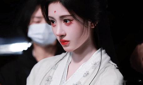 鞠婧祎第一个用锤子当武器的女主鞠婧祎抡大锤 ​被鞠婧祎《来战》的武器设定笑到！锤