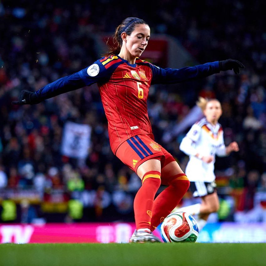 巴萨女足球员艾塔娜·邦马蒂在为西班牙国家队比赛时遭遇严重伤病！ 11月30日星期