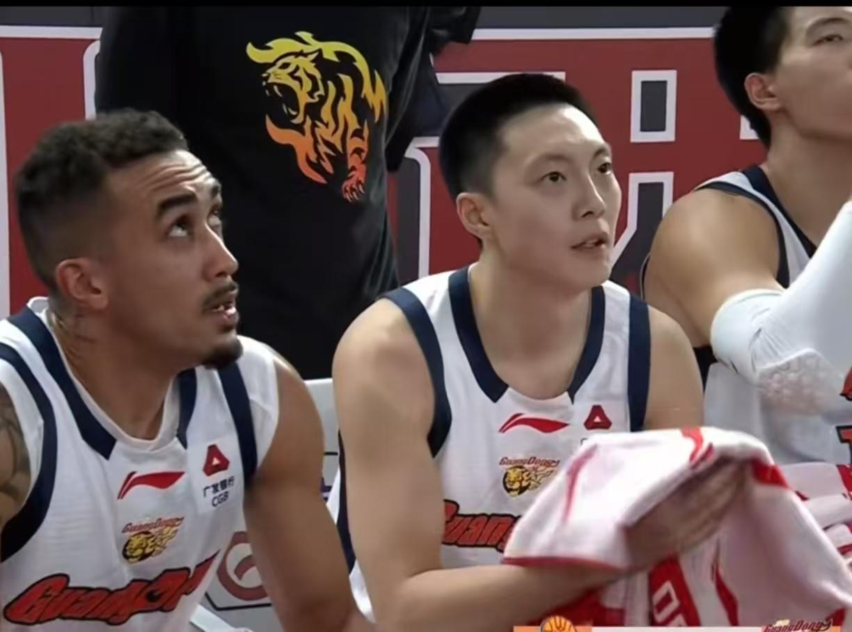 又开香槟了！广东男篮最多领先18分，遭新疆逆转，看看到底是谁在拖球队的后腿
 本