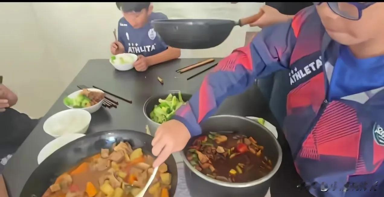 在外集训的足球小将，
一顿家常便饭直接看哭不少网友！
在巴萨训练休息时，全队跑到