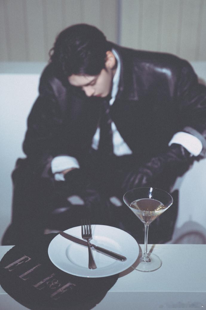 张予曦毕雯珺ELLE盛典出图张予曦毕雯珺ELLE盛典造型毕雯珺暗纹西装藏细节，金