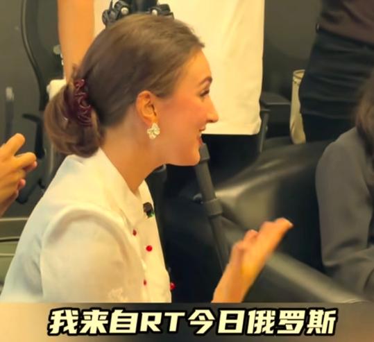 俄罗斯记者阿丽娜采访了赛考斯先生，阿丽娜向赛考斯发问：“您在中国生活过很长时间，