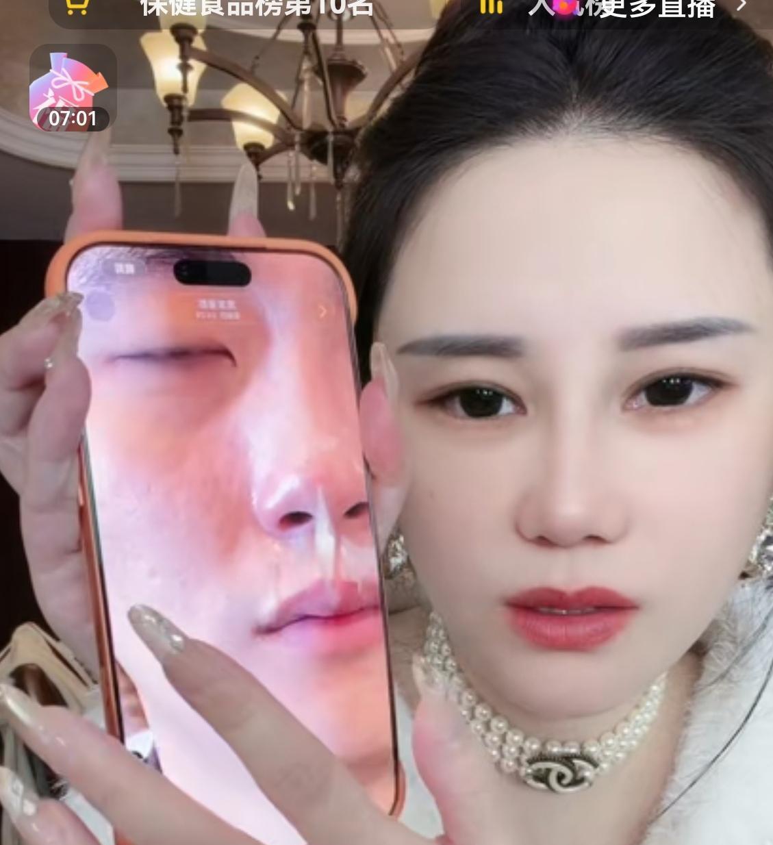 密宝妈妈今天下午又直播了。瞧弟弟那副熊样，哭哭啼啼的。密宝妈妈赶他走，他却不走，